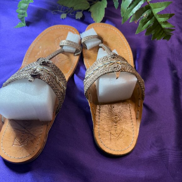 📌White Mountain Gold Metallic Slip On Toe Loop Flat Lightweight Sandals - Picture 5 of 15